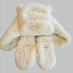 Winter hat and mittens for children from 2 to 4 years old